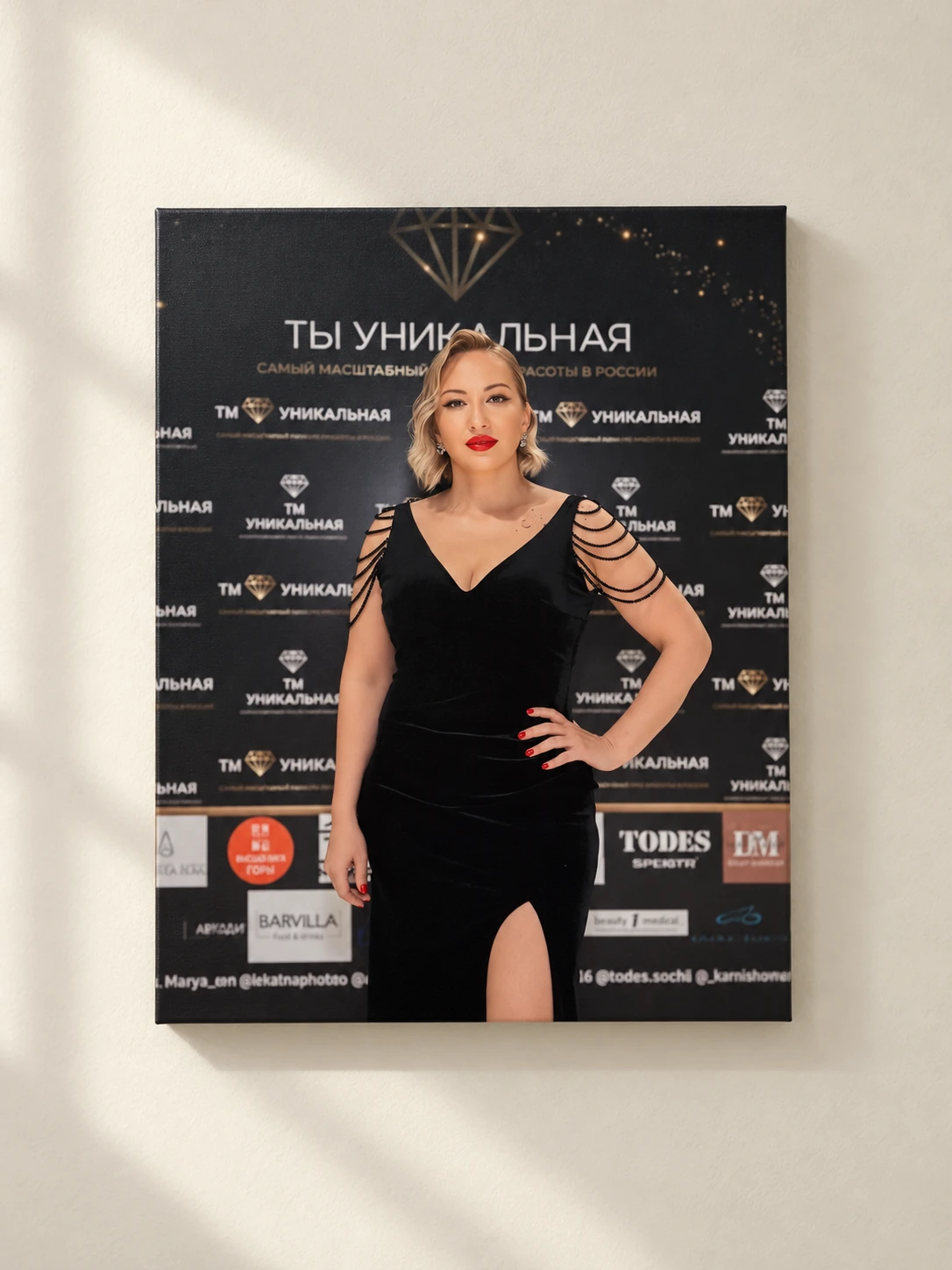 Портрет участницы фестиваля красоты в чёрном платье на холсте — печать фото Оренбург